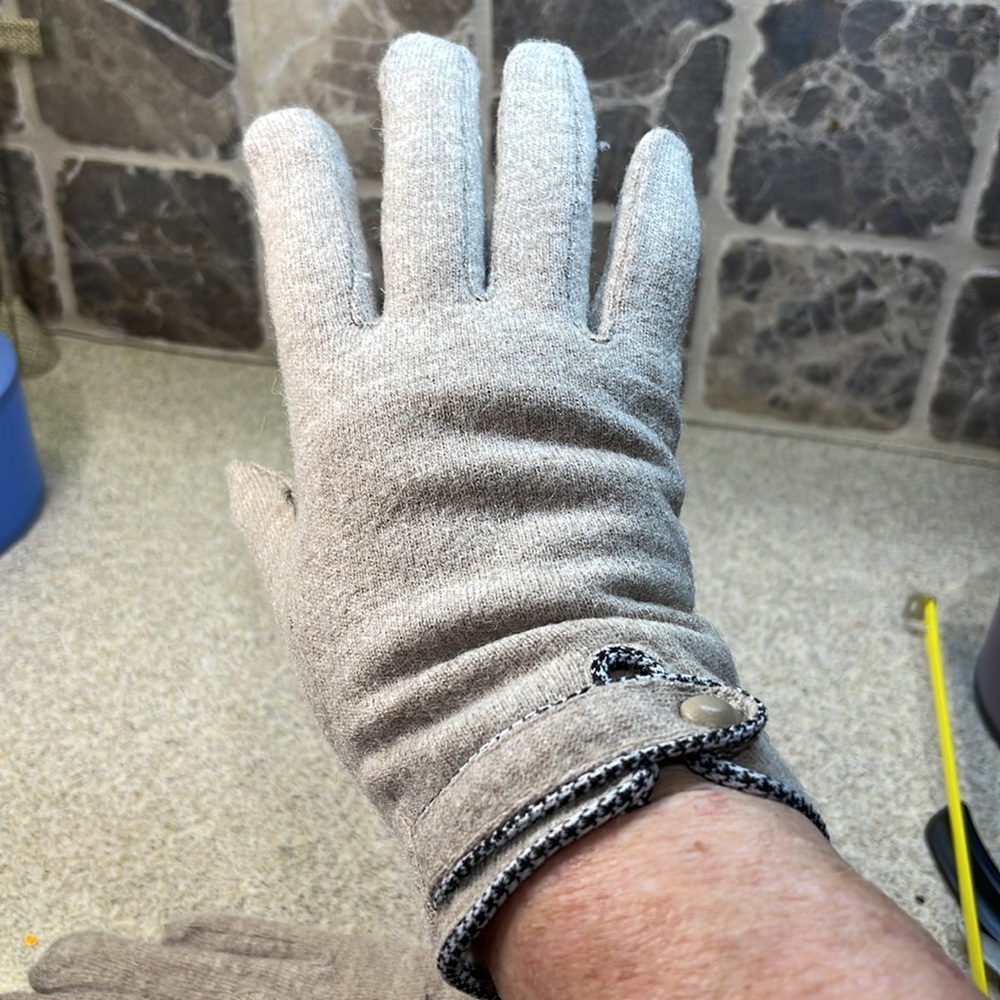 HOUNDSTOOTH GLOVES 🧤 BEIGE BLACK / WHITE LOVE ❤️ THE LITTLE TOUCH HOUNDSTOOTH.